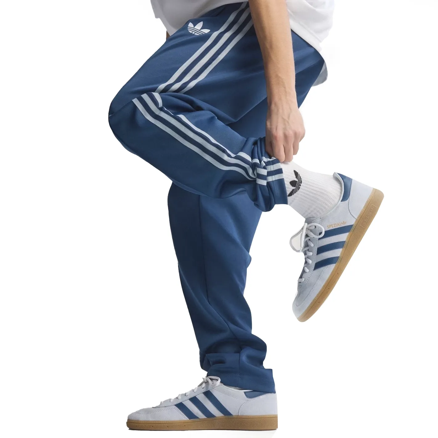 Calça Adidas Originals Itália masculina com destaque para logo e listras